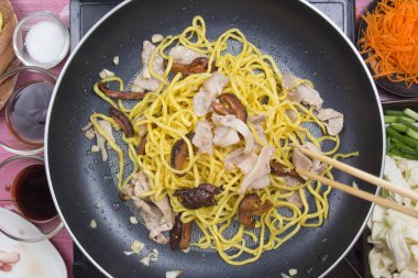 Şef heyecan Yakisoba şehriye tavada kızarmış