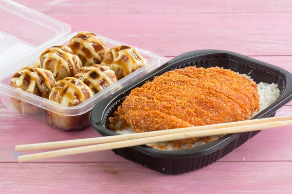 Rántott sertésszelet, rizs (tonkatsu) és Tako Yaki doboz tetején — Stock Fotó