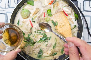 Yeşil yemek pişirmek için Şef koyarak balık sosu köri