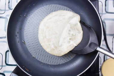 Pan ev dostum tarzında roti pişirme Şef