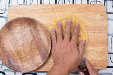Hazırlanan Şef Roti plakasına pişmiş.