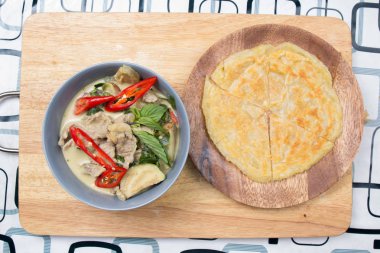 Sığır Yeşil köri roti ile görev yaptı.