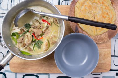 Sığır Yeşil köri kupasına koyarak Şef