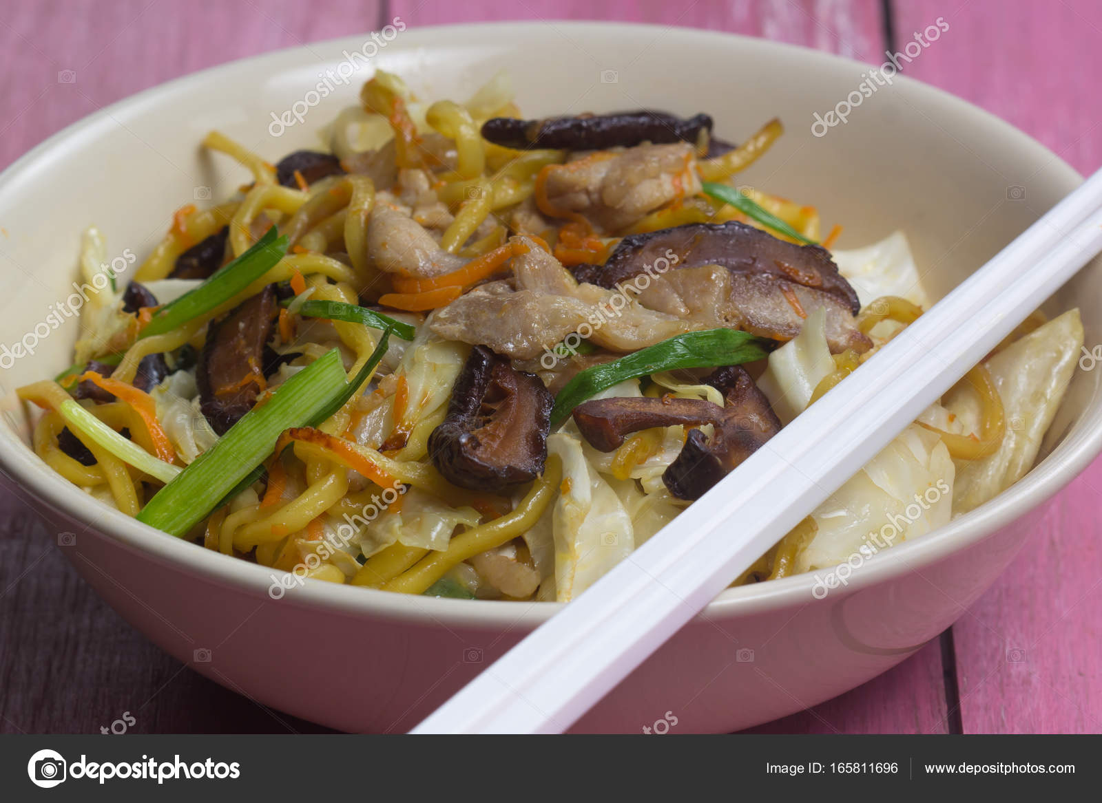 Yakisoba / Stir fry Japanese noodle Stock Photo by ©kung_mangkorn 165811696