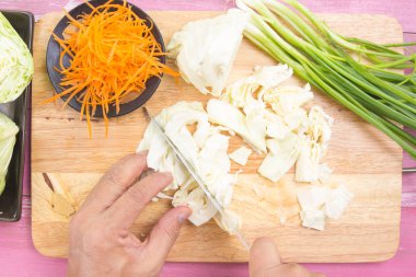 Şef kesme lahana ahşap geniş üzerinde