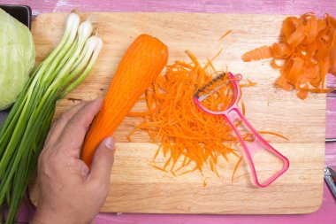 Şef kabuğu ve havuç chop