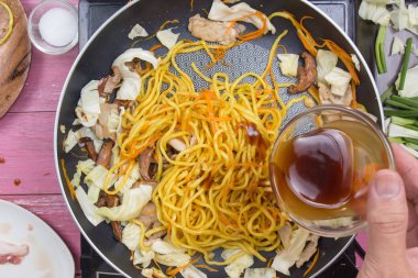 Şef dökme istiridye sosu Yakisoba noodle yemek pişirmek için