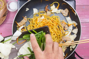 Bahar soğan yemek pişirmek için dilimleme koymak aşçı 