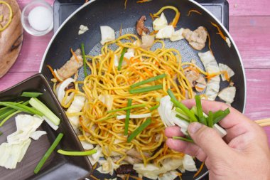 Bahar soğan yemek pişirmek için dilimleme koymak aşçı 