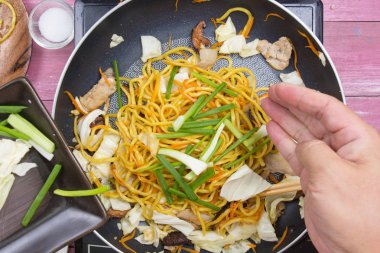 Bahar soğan yemek pişirmek için dilimleme koymak aşçı 