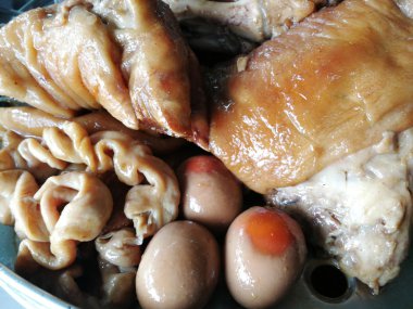 Demlenmiş Domuz eti bacak et suyu çorbası 