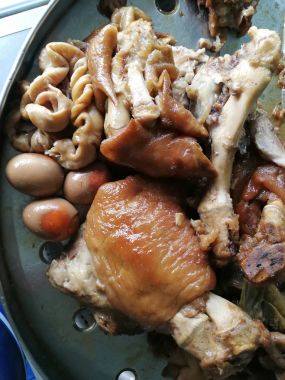 Demlenmiş Domuz eti bacak et suyu çorbası 