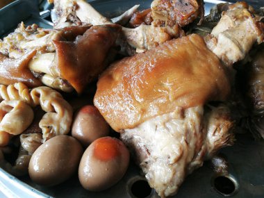 Demlenmiş Domuz eti bacak et suyu çorbası 