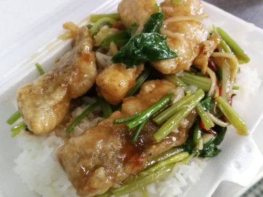 Çıtır çıtır kızarmış balık heyecan kereviz yaprakları ile pilav ile servis 