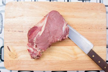 Ahşap geniş bıçak ile sığır eti