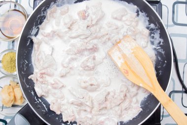 Şef stiring Hindistan cevizi sütü ile sığır eti dilim