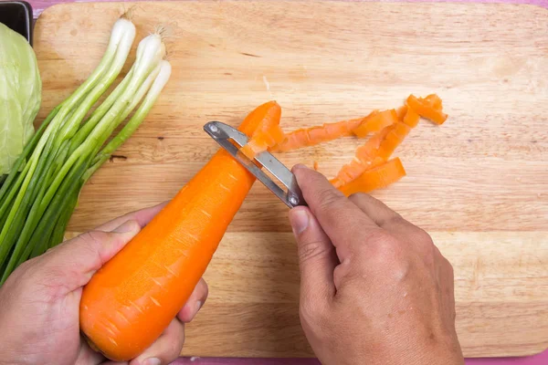 Chef mengupas wortel kulit — Stok Foto