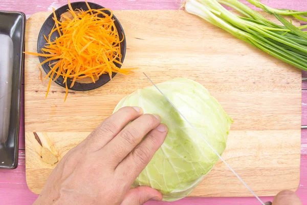 Şef kesme lahana ahşap geniş üzerinde