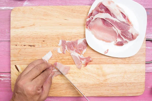 Şef sicing domuz eti Yakisoba yemek pişirmek için