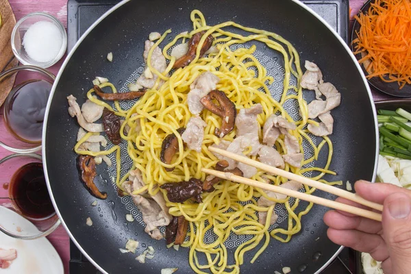 Şef heyecan Yakisoba şehriye tavada kızarmış