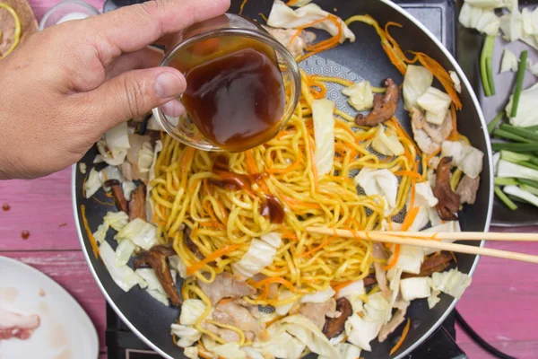 Şef dökme istiridye sosu Yakisoba noodle yemek pişirmek için