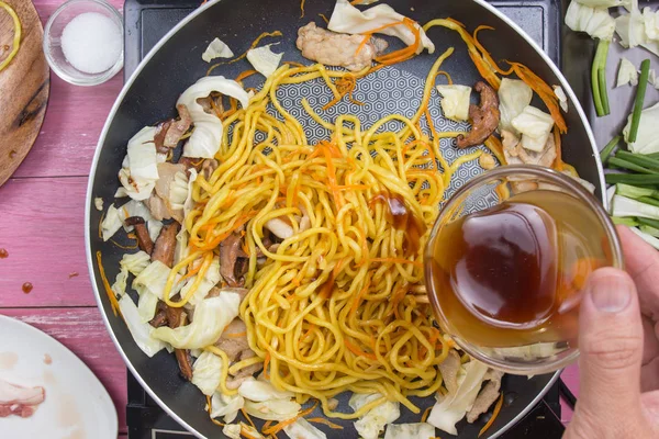 Şef dökme istiridye sosu Yakisoba noodle yemek pişirmek için