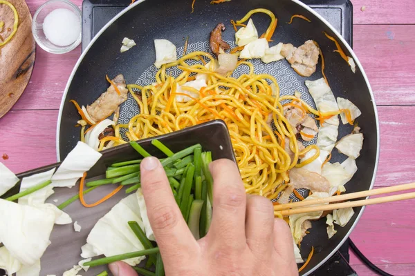 Bahar soğan yemek pişirmek için dilimleme koymak aşçı 