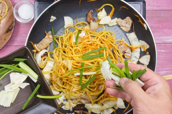 Bahar soğan yemek pişirmek için dilimleme koymak aşçı 