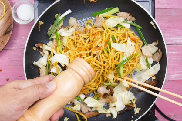 Şef Yakisoba noodle yemek pişirmek için biber koyarım