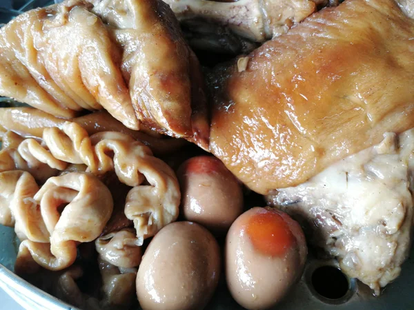 Demlenmiş Domuz eti bacak et suyu çorbası 