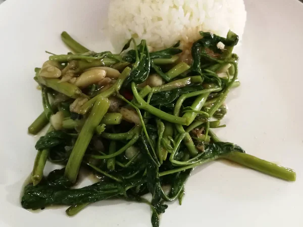 Stir Fried su Mimoza pilav ile servis 