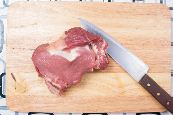Ahşap geniş bıçak ile sığır eti