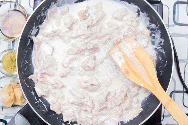 Şef stiring Hindistan cevizi sütü ile sığır eti dilim