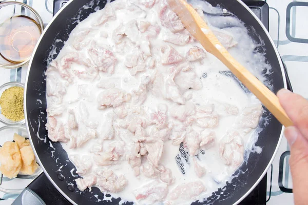 Şef stiring Hindistan cevizi sütü ile sığır eti dilim