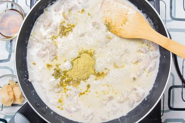 Şef stir fry yeşil köri yemek pişirmek için 