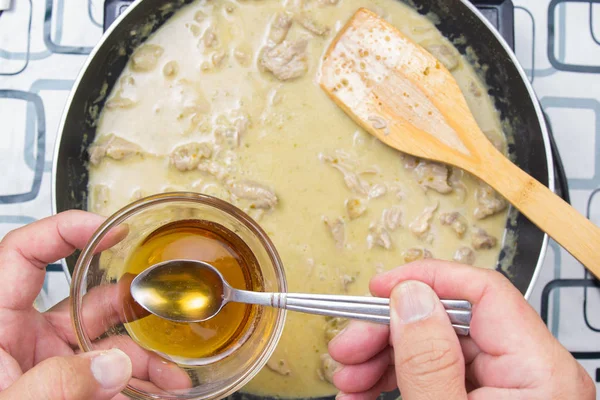 Yeşil yemek pişirmek için Şef koyarak balık sosu köri