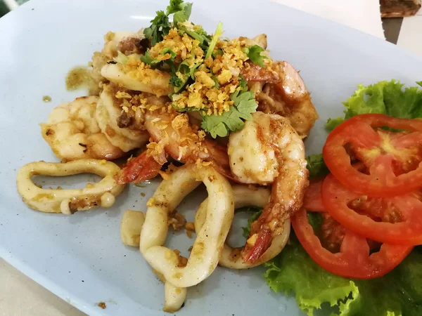 Calamaro mescolare fritto con aglio e pepe — Foto Stock