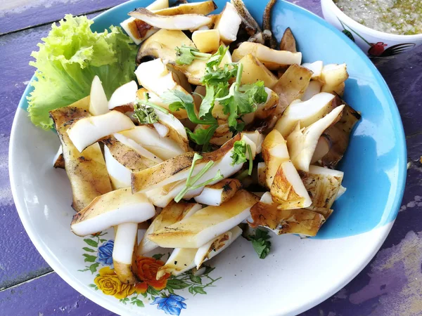 Izgara kalamar ve sebze deniz ürünleri sos ile — Stok fotoğraf