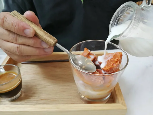 Poren von Milch aus dem Glas — Stockfoto