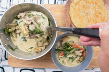 Sığır Yeşil köri kupasına koyarak Şef