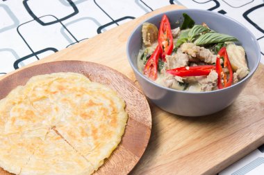 Sığır Yeşil köri roti ile görev yaptı.