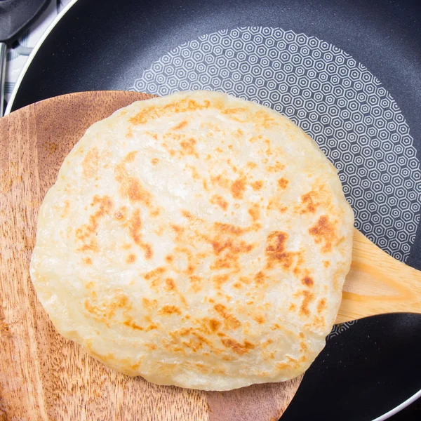 Chef putting cooked roti to the plate home mate style — Stock Photo, Image