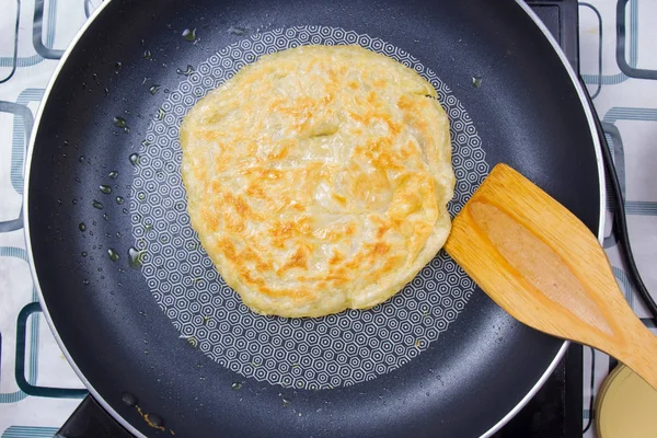 Szakács főzés roti pan hazai társ stílusban — Stock Fotó