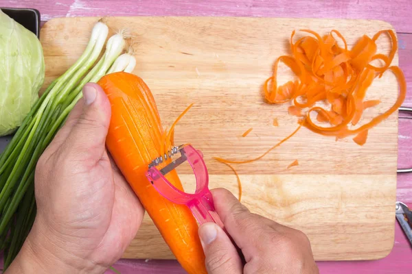 厨师剥皮和切碎的胡萝卜 — 图库照片