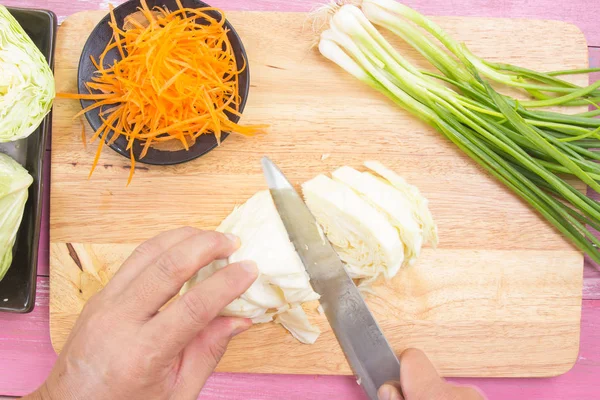 Cavolo di taglio di chef su legno largo — Foto Stock