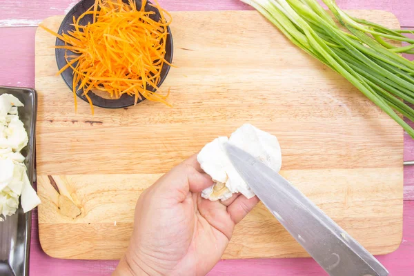 Chef membersihkan pisau dengan kertas — Stok Foto