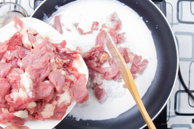 Yemek pişirmek için sığır eti dilim koyarak Şef