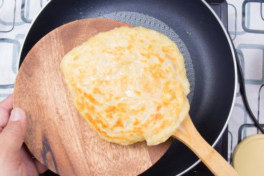 Şef koyarak roti plaka ev arkadaşı stil için pişmiş