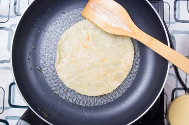 Pan ev dostum tarzında roti pişirme Şef