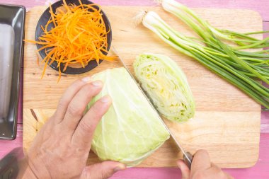 Şef kesme lahana ahşap geniş üzerinde